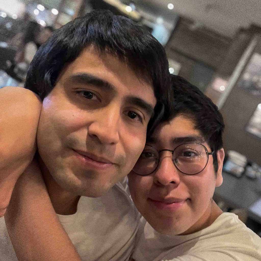 Del 2024; chicos abrazándose